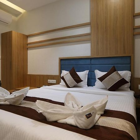 Hotel Decent Unjha Buitenkant foto