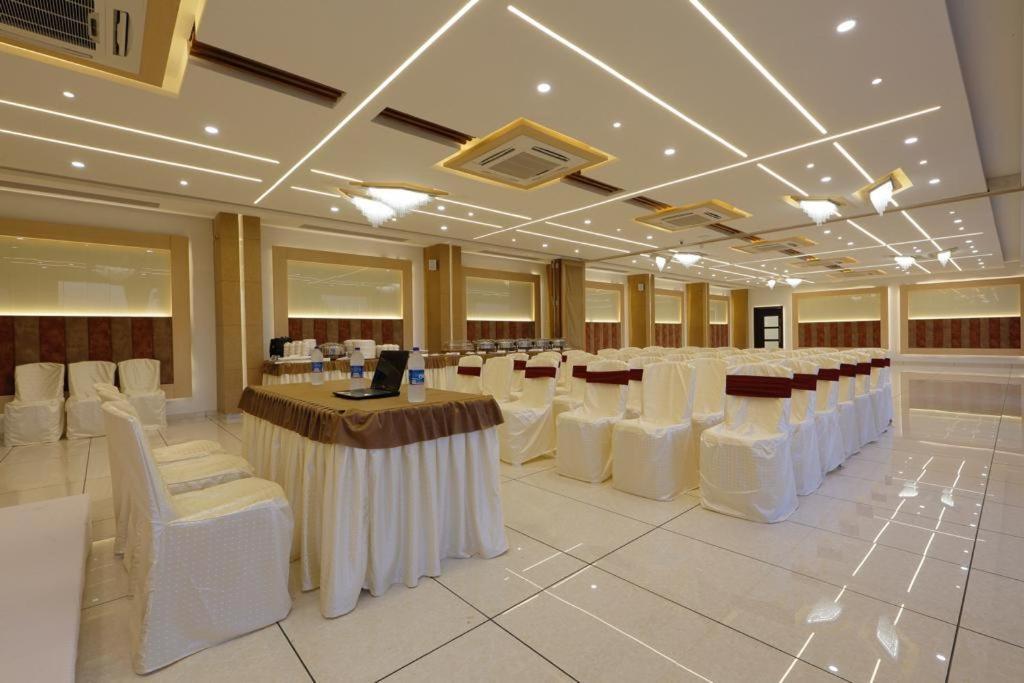 Hotel Decent Unjha Buitenkant foto