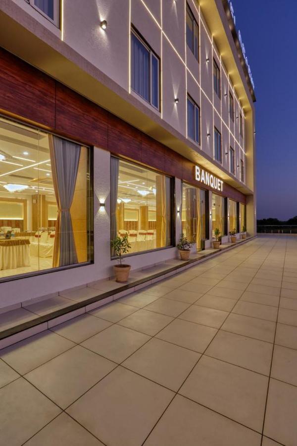 Hotel Decent Unjha Buitenkant foto