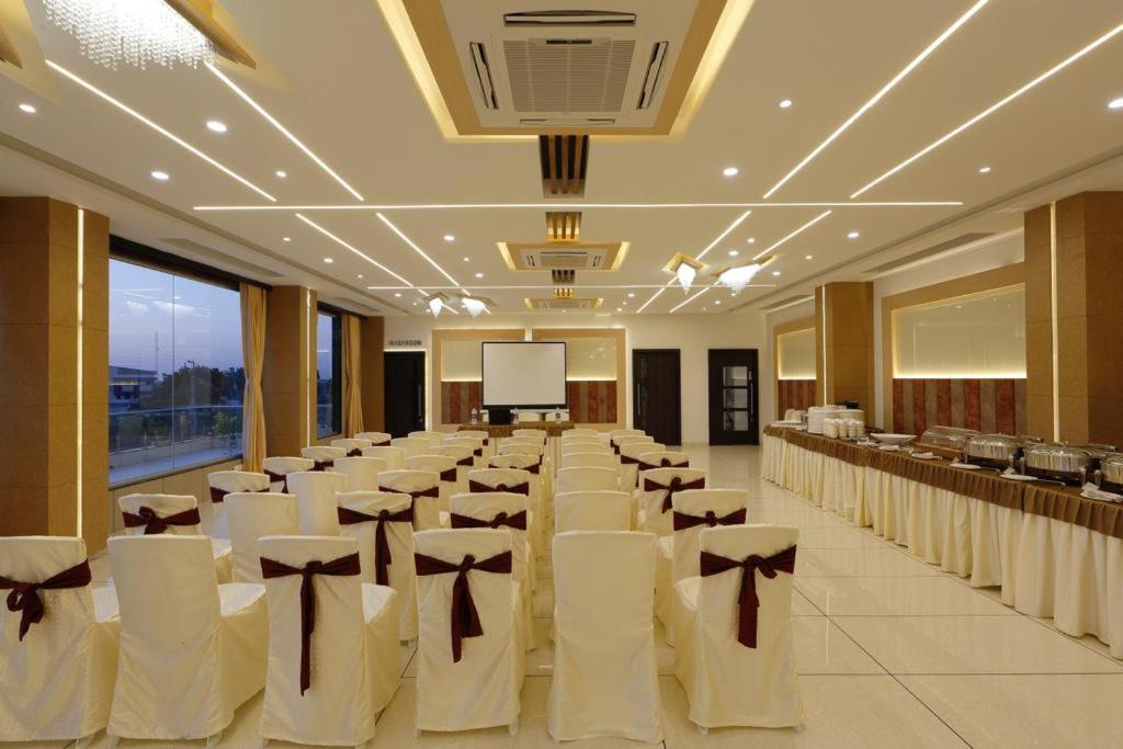Hotel Decent Unjha Buitenkant foto