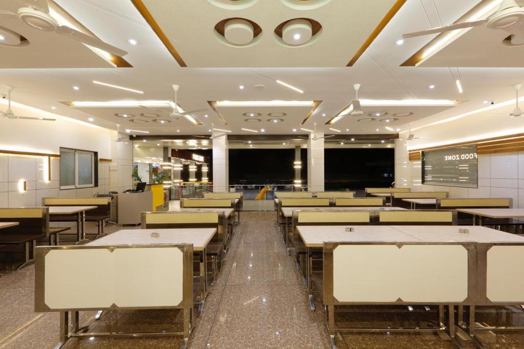 Hotel Decent Unjha Buitenkant foto