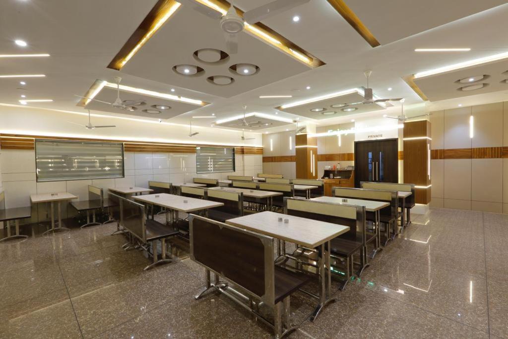 Hotel Decent Unjha Buitenkant foto