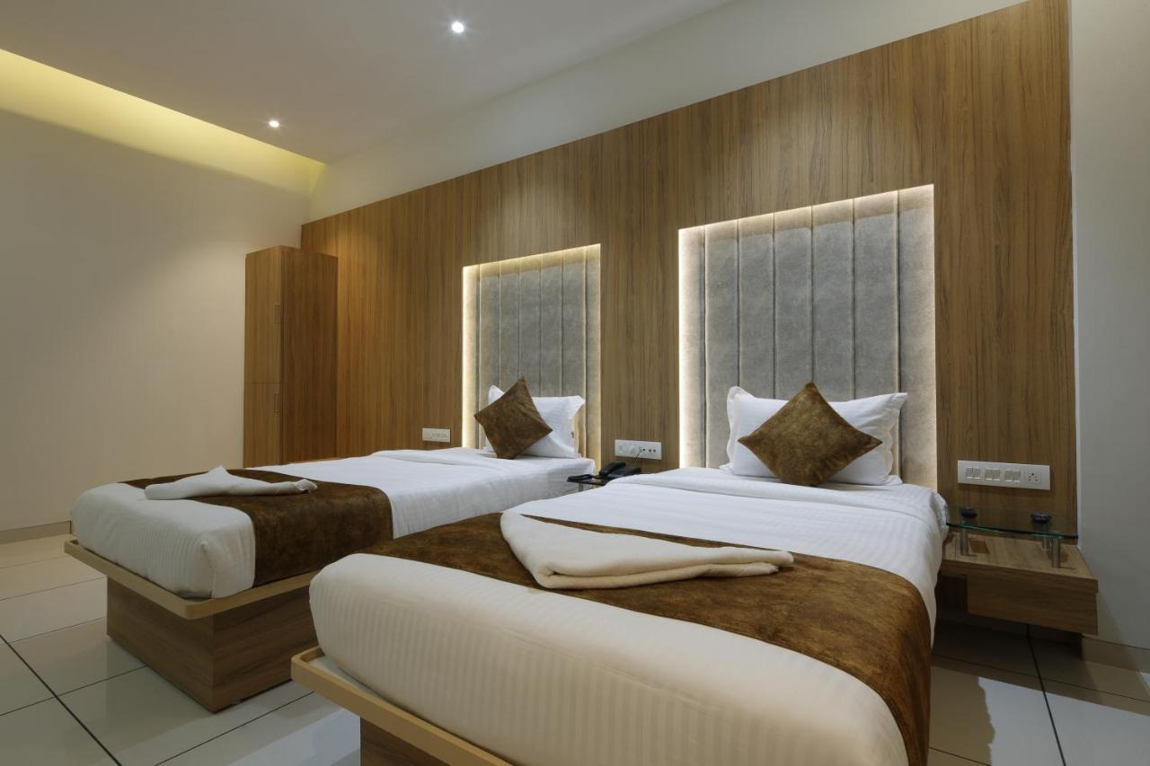 Hotel Decent Unjha Buitenkant foto