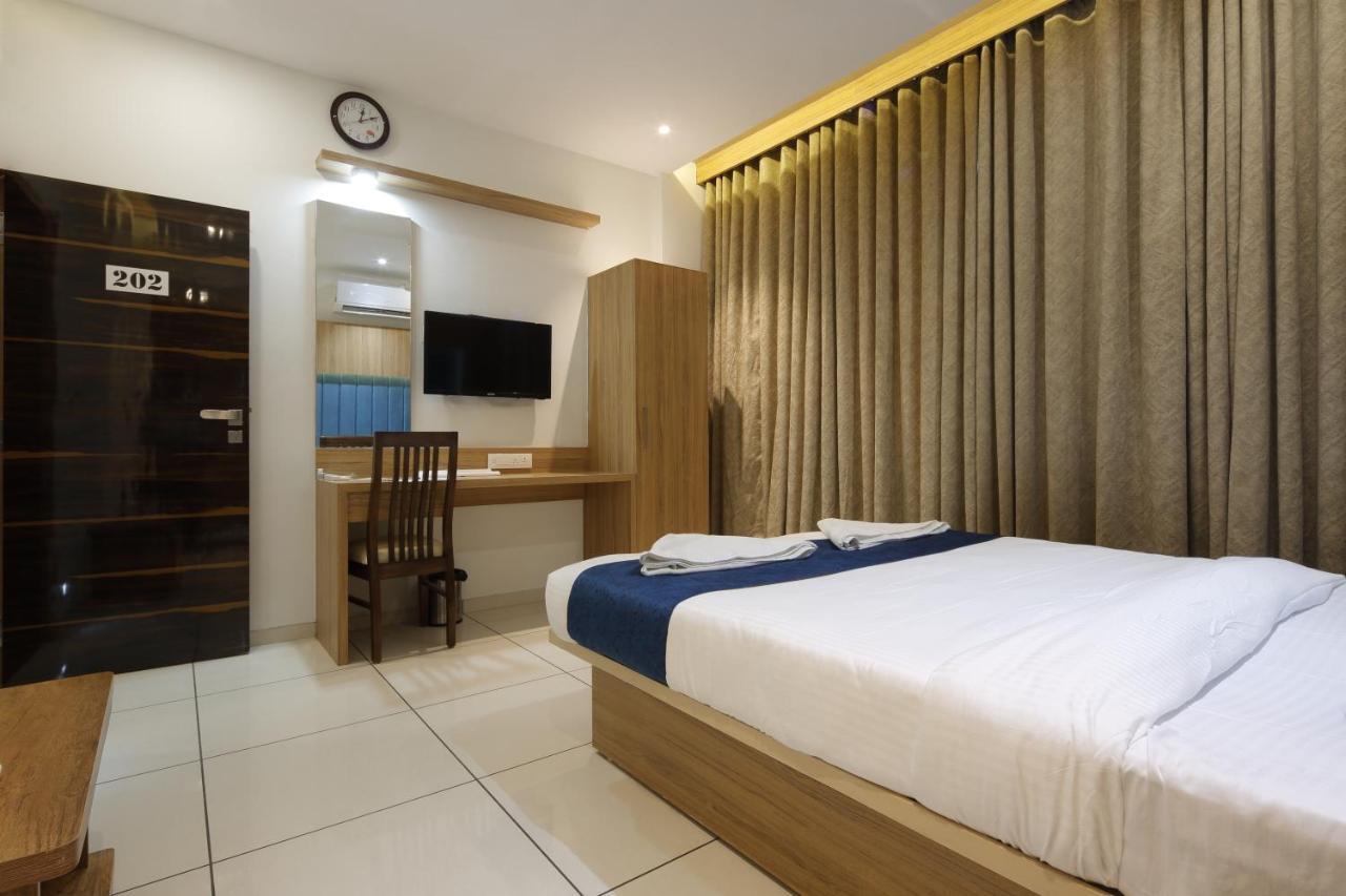 Hotel Decent Unjha Buitenkant foto
