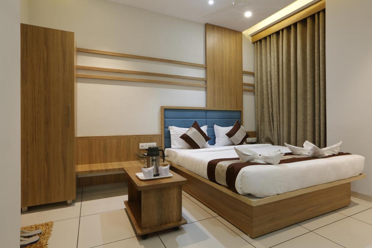 Hotel Decent Unjha Buitenkant foto
