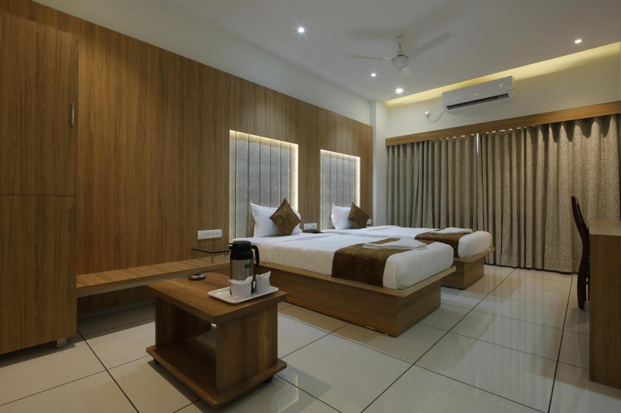 Hotel Decent Unjha Buitenkant foto