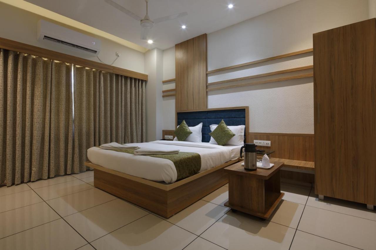 Hotel Decent Unjha Buitenkant foto