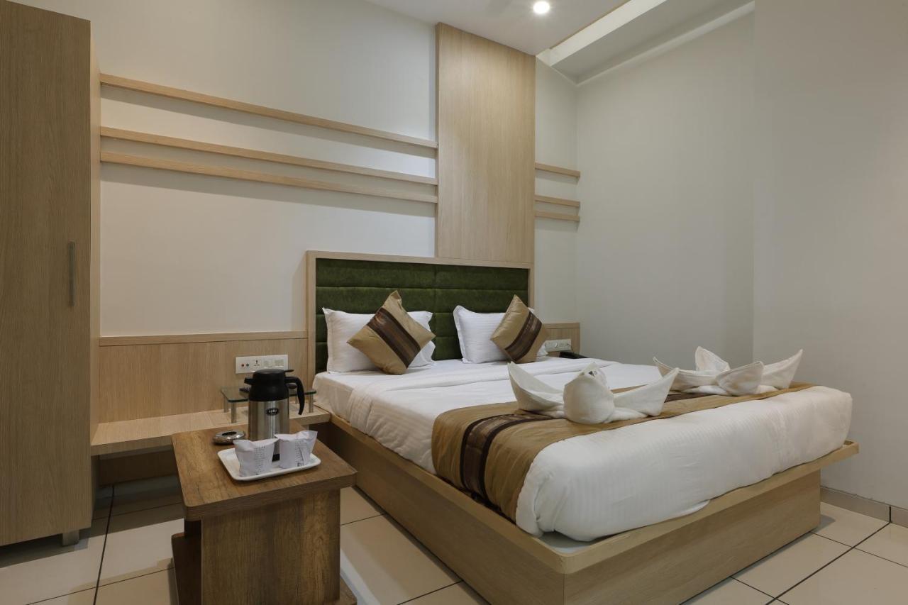 Hotel Decent Unjha Buitenkant foto