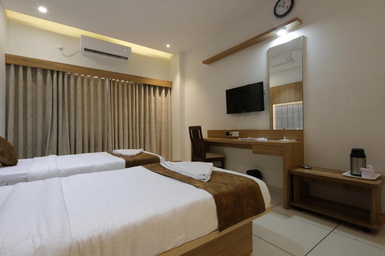 Hotel Decent Unjha Buitenkant foto