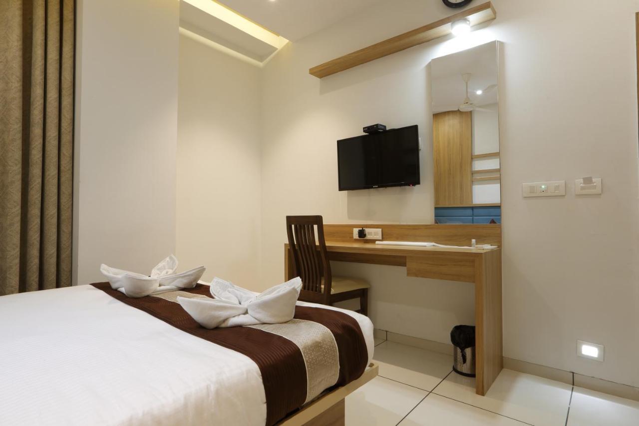 Hotel Decent Unjha Buitenkant foto