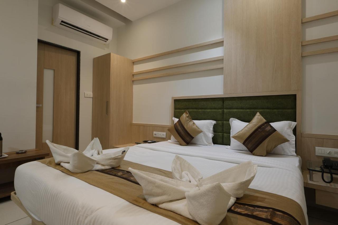 Hotel Decent Unjha Buitenkant foto