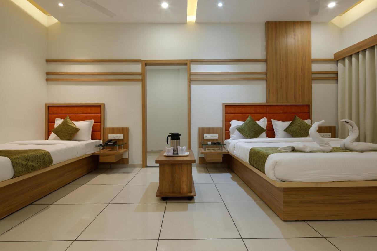 Hotel Decent Unjha Buitenkant foto
